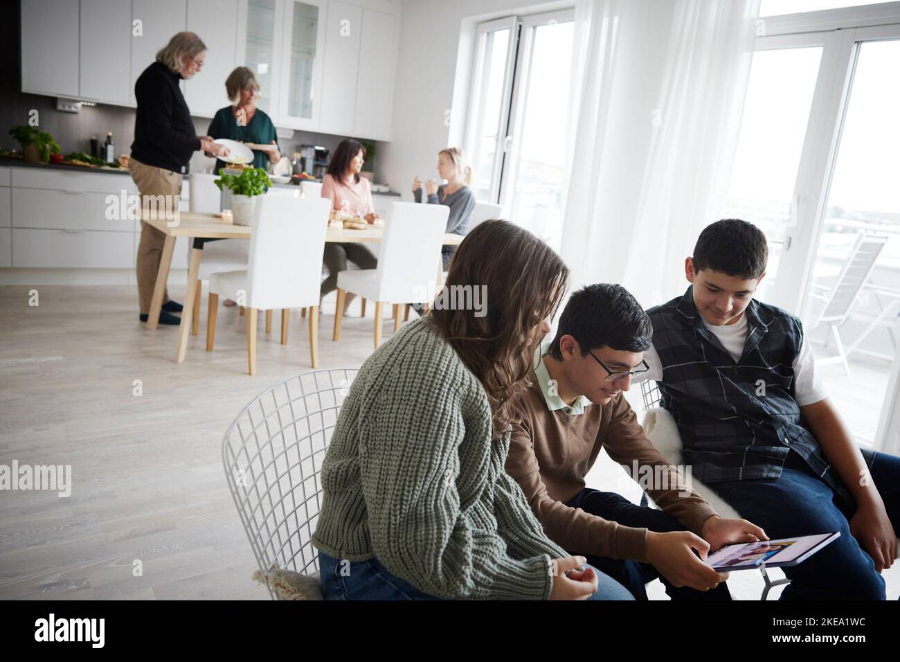 Famiglia di trascorrere del tempo insieme a casa Foto Stock