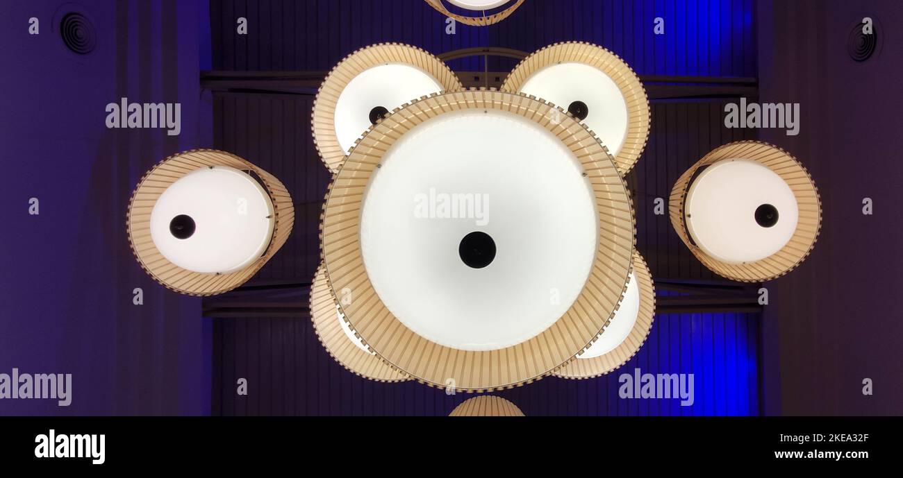 Sfondo astratto, cerchi bianchi biegi su sfondo scuro e blu. Scarica immagine Foto Stock