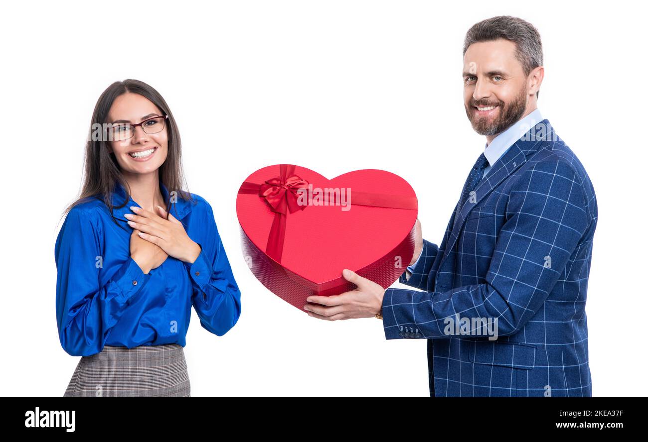 uomini d'affari felici con la ricompensa presente isolato su bianco. uomini d'affari mantenere la ricompensa presente. Foto Stock