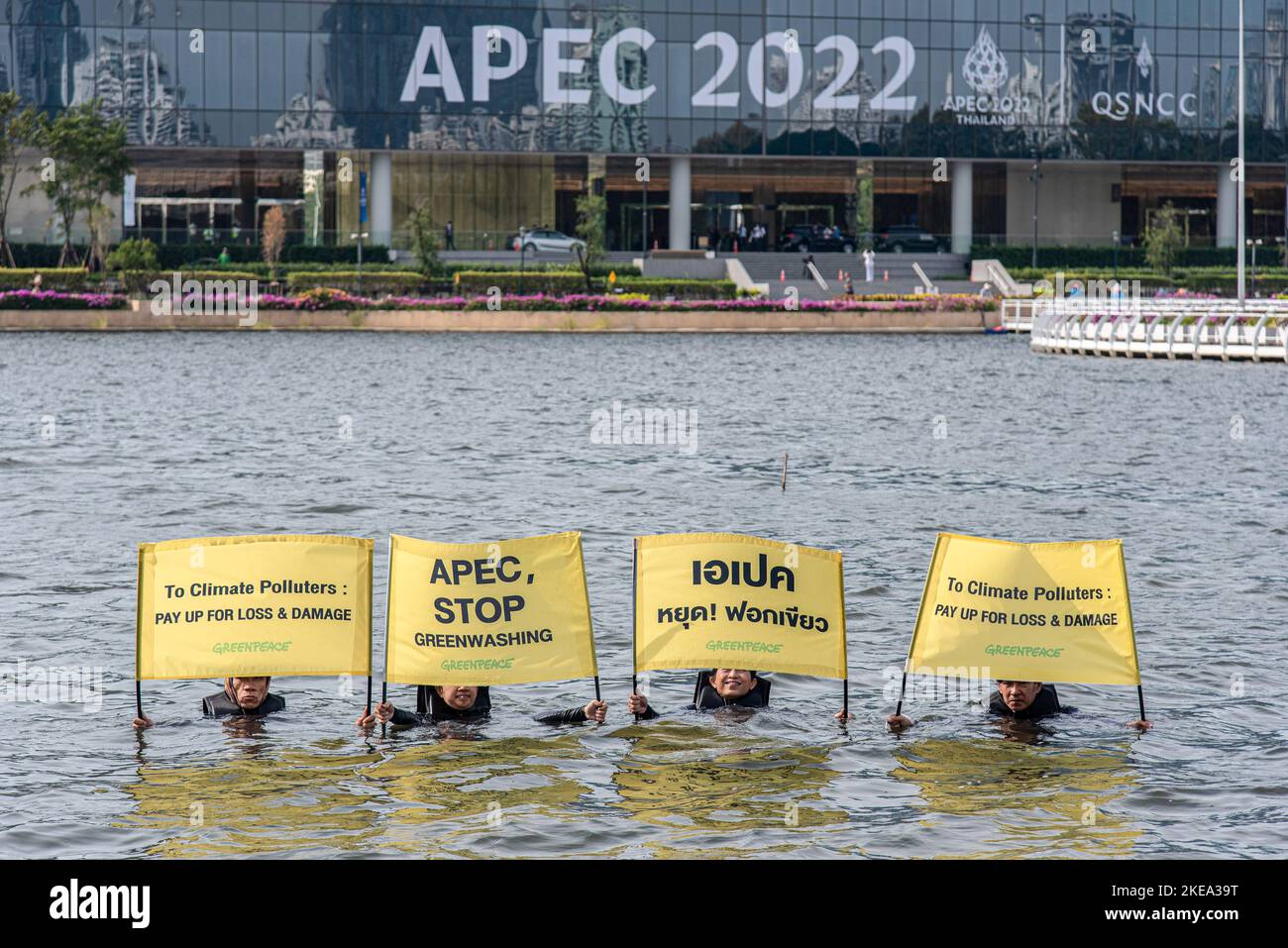 Bangkok, Thailandia. 11th Nov 2022. Durante la manifestazione, gli attivisti di Greenpeace tengono cartelli all'interno di uno stagno del Parco Benjakitti vicino al Centro Nazionale Congressi Queen Sirikit. Gli attivisti di Greenpeace Thailandia chiedono ai leader APEC che parteciperanno al prossimo vertice APEC di Bangkok il 18-19 novembre per concentrarsi sulla crisi climatica e attuare politiche economiche per contrastare le perdite e i danni subiti dalle comunità pesantemente colpite dalla crisi climatica. (Foto di Peerapon Boonyakiat/SOPA Images/Sipa USA) Credit: Sipa USA/Alamy Live News Foto Stock