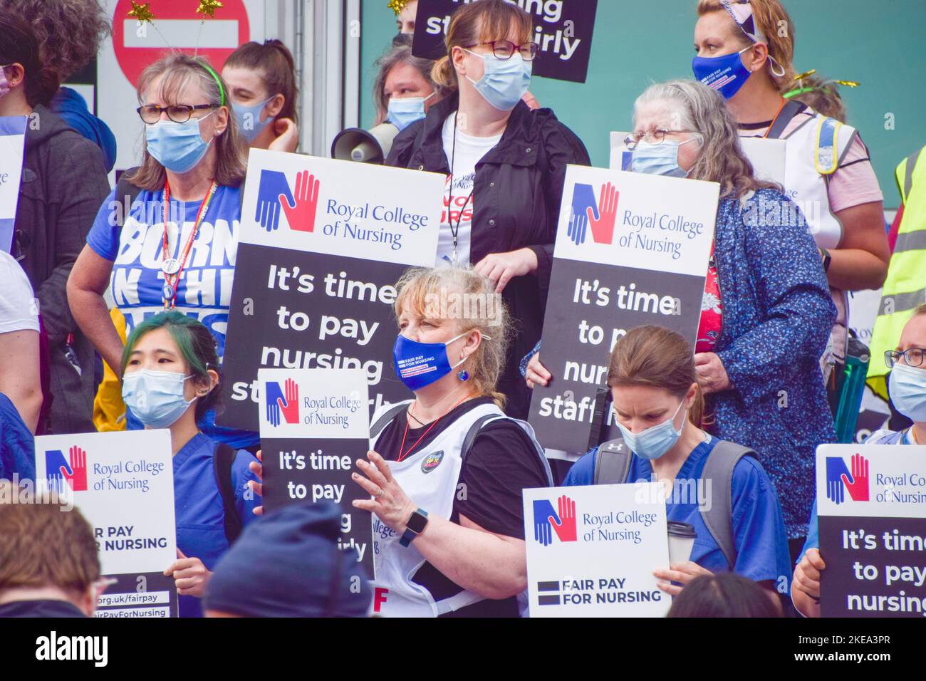 Londra, Regno Unito. 3 luglio 2021. Manifestanti all'esterno dell'University College Hospital. I lavoratori e i sostenitori del NHS (National Health Service) hanno marciato attraverso il centro di Londra chiedendo un equo aumento salariale per il personale del NHS e in generale il sostegno del NHS. Foto Stock