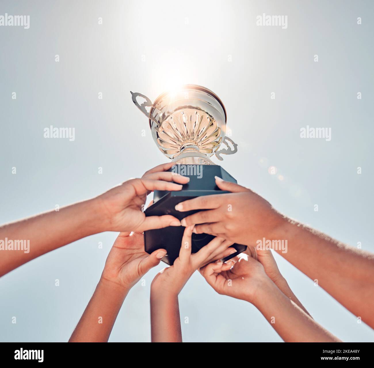 Donne, mani o sport trofeo in fitness di successo, gioco di allenamento o partita di esercizio sul cielo blu estivo. Low Angle, squadra e coppa premio vincitore per la scuola Foto Stock