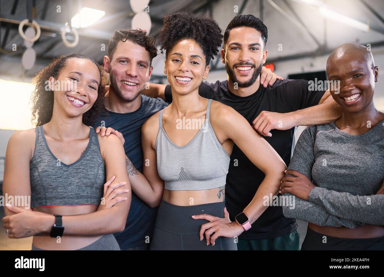 Team, gruppo di allenamento, fitness o persone in un ritratto felice per un buon esercizio di allenamento o sessione di ginnastica in classe. Diversi amici sportivi, uomo e donna faccia Foto Stock