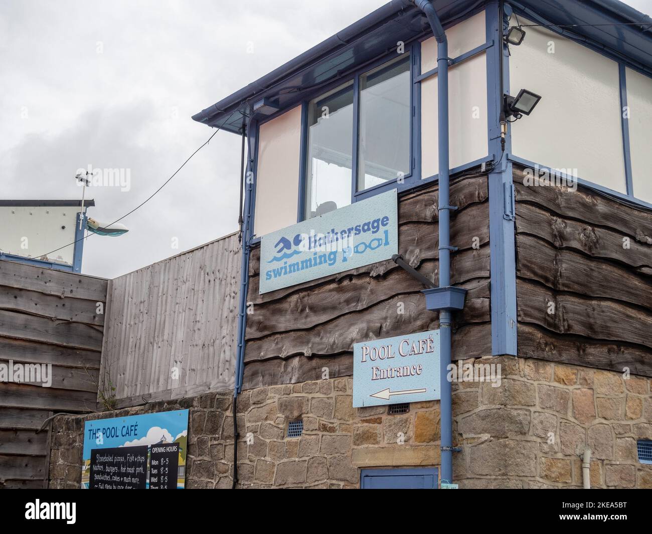 Esterno della piscina di Hathersage, una piscina all'aperto riscaldata nel villaggio di Hathersage, Derbyshire, Regno Unito Foto Stock