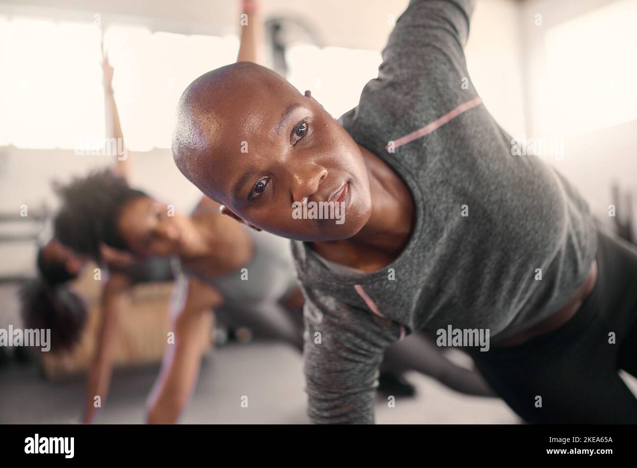 Lezioni di fitness, pilates e black woman si concentrano sull'equilibrio, il benessere e la posa yoga in uno studio di salute. Palestra, esercizio fisico e allenamento per la pace e. Foto Stock