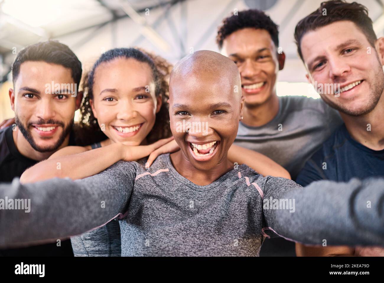 Fitness club selfie, gruppo e ritratto per la diversità palestra, felice e sorridere insieme per il lavoro di squadra. Persone sane, team di allenamento e foto multiculturali Foto Stock