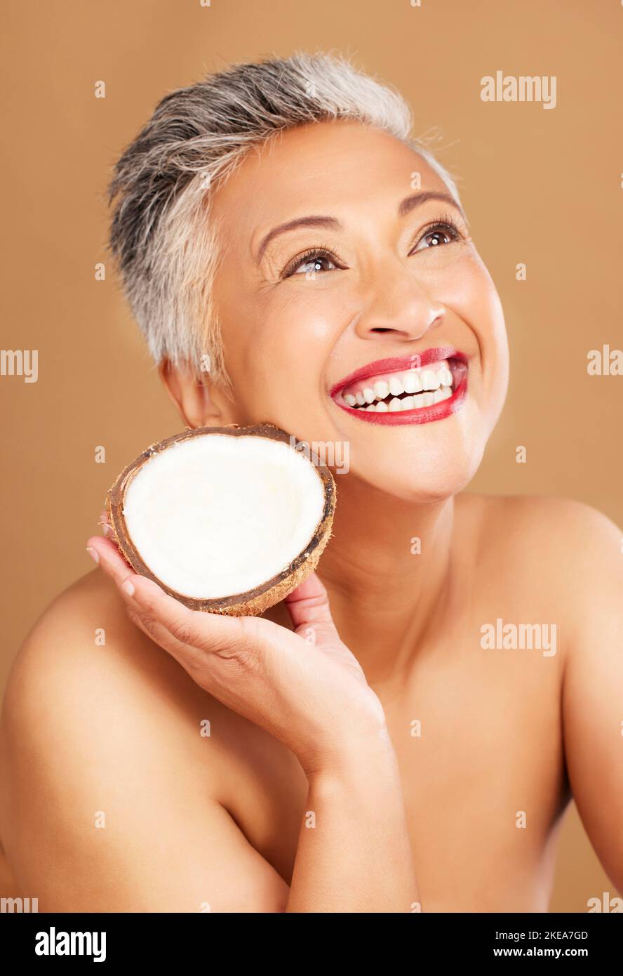 Cocco, cura della pelle, viso e dieta benessere mantiene la sua felice e sano per la salute della pelle, mangiare frutta sana con la nutrizione. Ritratto di una bellezza Foto Stock