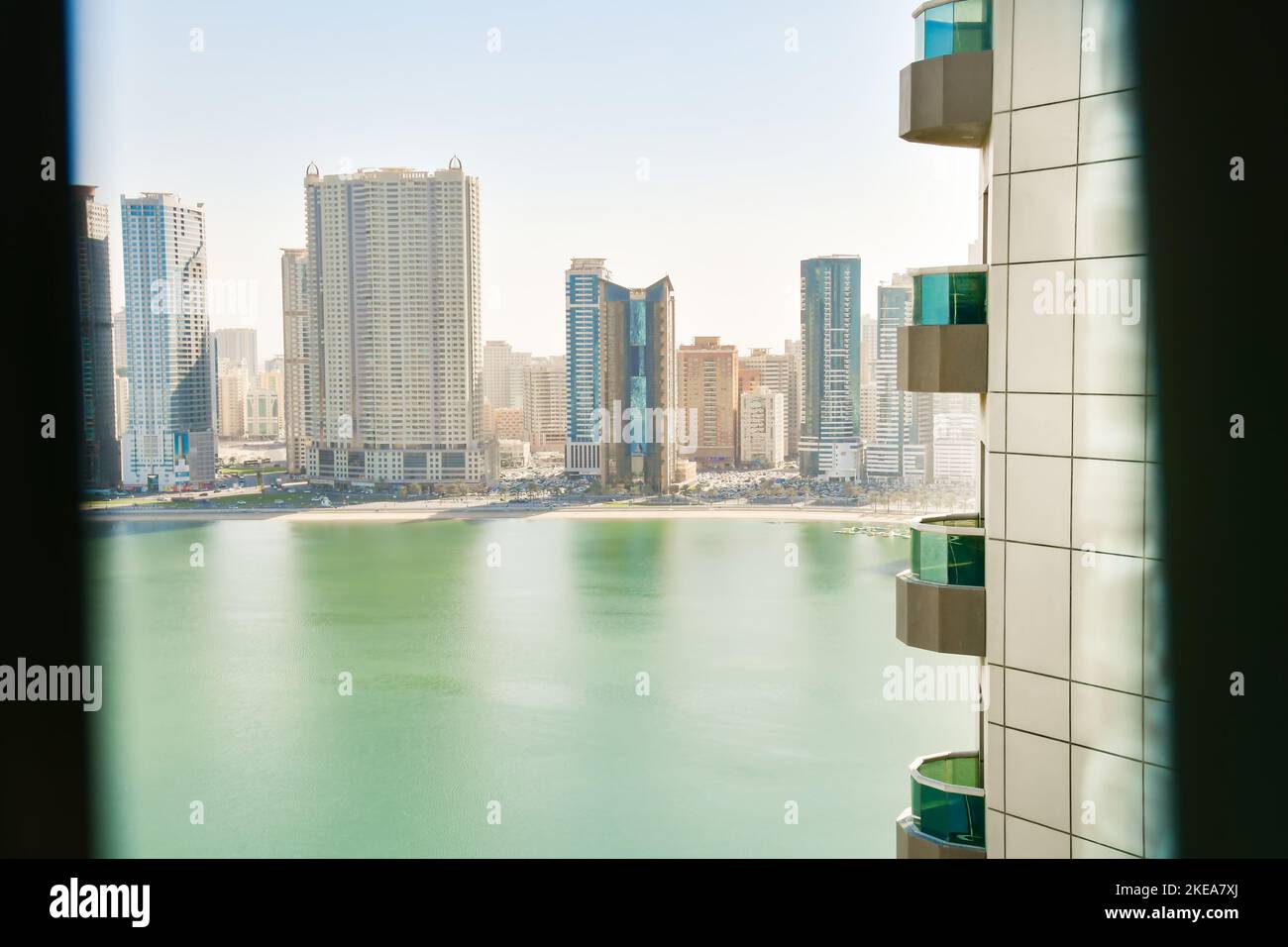 Vista panoramica delle finestre degli alti edifici con balconi e porticciolo nel quartiere di Sharjah. Appartamento in affitto splendida vista e affari immobiliari in uni Foto Stock