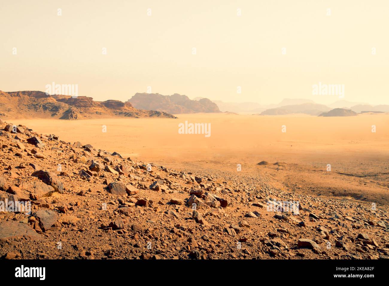 Pianeta Marte come paesaggio - Foto del deserto di Wadi Rum in Giordania con il cielo rosa rosso sopra, questo luogo è stato utilizzato come set per molti film di fantascienza Foto Stock