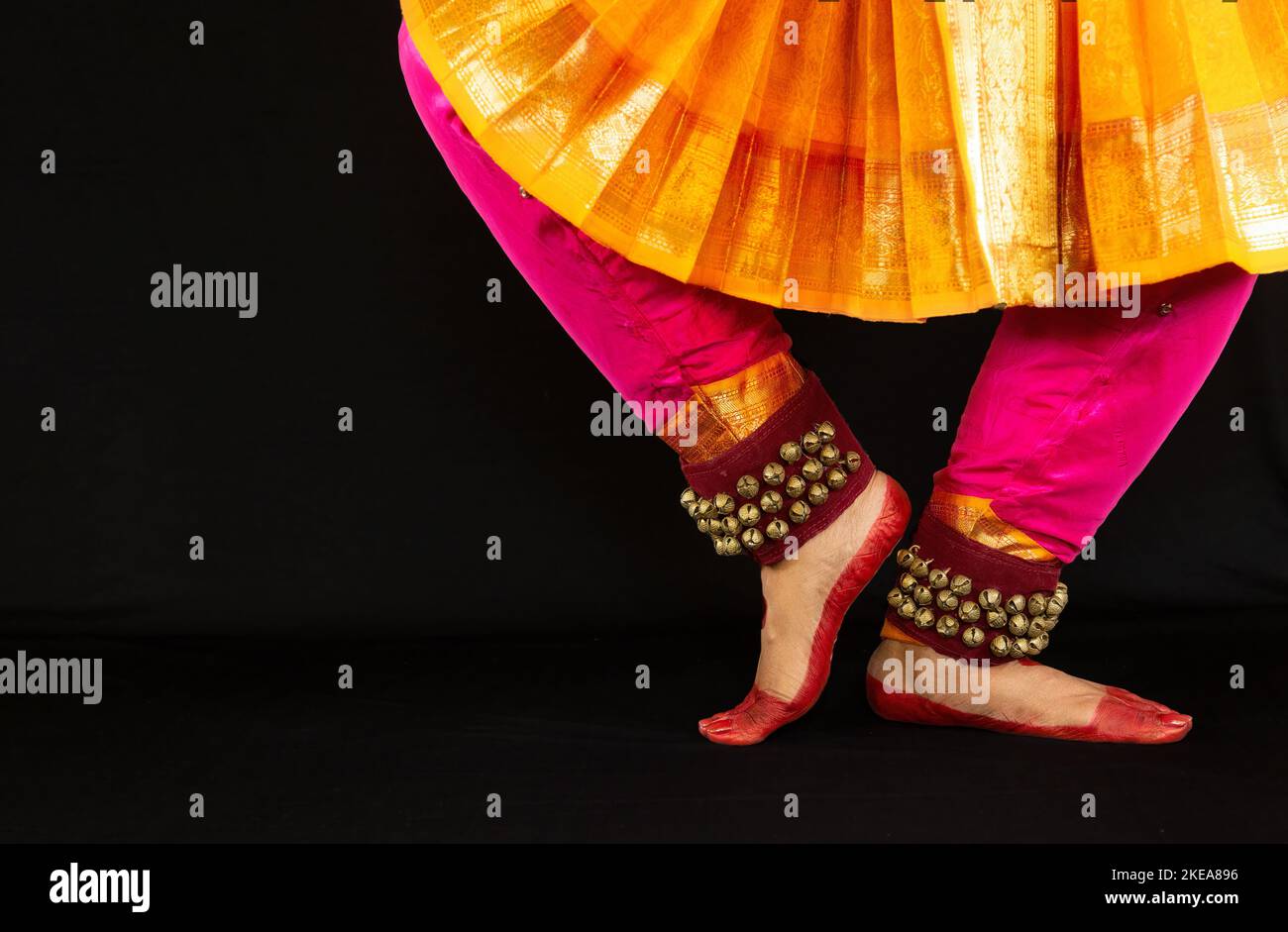 Gambe di ballerine classiche indiane femminili in vista da vicino che dimostrano la danza mudra o gesti di danza Bharatanatyam Foto Stock