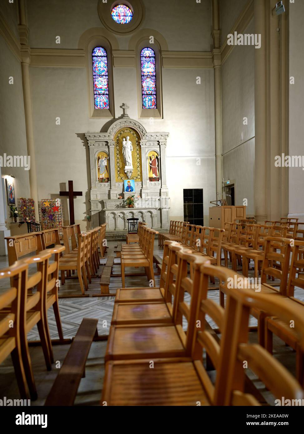 Sanctuaire du Sacre Coeur, vista della panchina con un altare sullo sfondo sotto luce artificiale Foto Stock