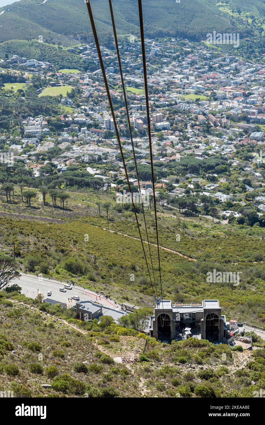 L'edificio della funicolare inferiore sul Monte Table come visto da una cabinovia Foto Stock