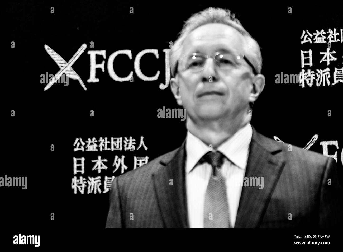 Tokyo, Giappone. 11th Nov 2022. L'ambasciatore russo uscente in Giappone MIKHAIL YURIEVICH GALUZIN interviene in una conferenza stampa presso il Foreign Corinterpelled Club del Giappone sull'invasione dell'Ucraina da parte della Federazione russa e sulla "operazione militare speciale" del presidente russo Vladimir Putin mentre le truppe russe si ritirano da Kherson nella guerra russo-Ucraina. L'apparizione dell'ambasciatore Galzuin alla FCCJ è stata precedita da una dichiarazione diplomatica rilasciata dalla Missione degli Stati Uniti in Giappone firmata dall'ambasciatore degli Stati Uniti Rahm Emanuel, dall'ambasciatore dell'Unione europea Jean-Eric Paquet e da altre 40 nazioni, tra cui molte N Foto Stock