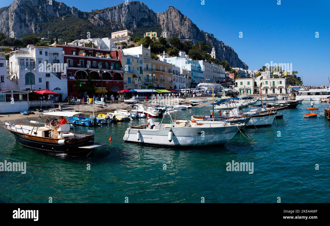 Porto di Marina Grande con barche da pesca, Capri, Golfo di Napoli, Campania, Italia Meridionale, Italia, Europa Foto Stock