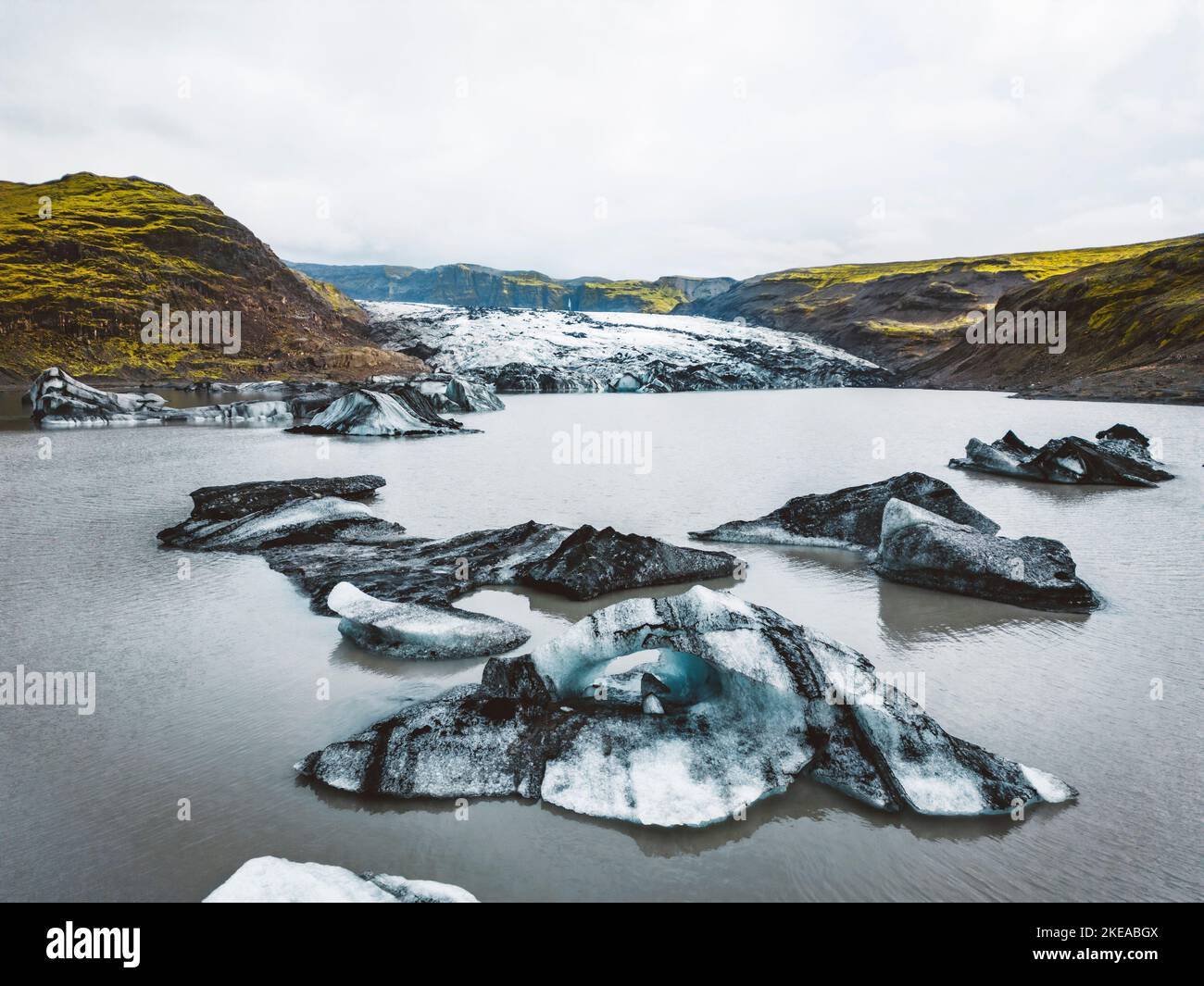 Ghiaccio che si scioglie nel lago del ghiacciaio - Islanda Foto Stock