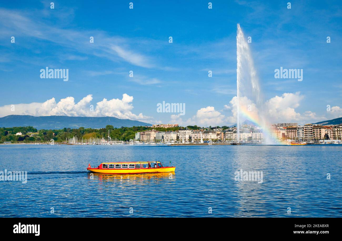 Der Jet d'eau, und die Mouettes genevoises bei Sonnenschein, Wahrzeichen im Genfer Hafenbecken, Kanton Genf, Schweiz Foto Stock