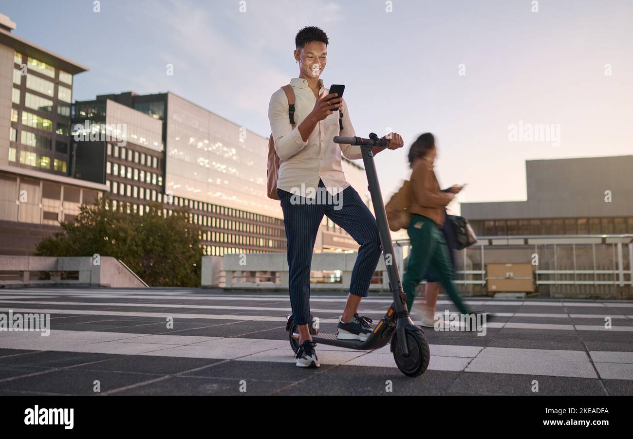 Scooter, uomo con smartphone e viaggi in città sostenibili, trasporti ecologici e viaggi universitari sostenibili. Studente universitario, città di notte Foto Stock