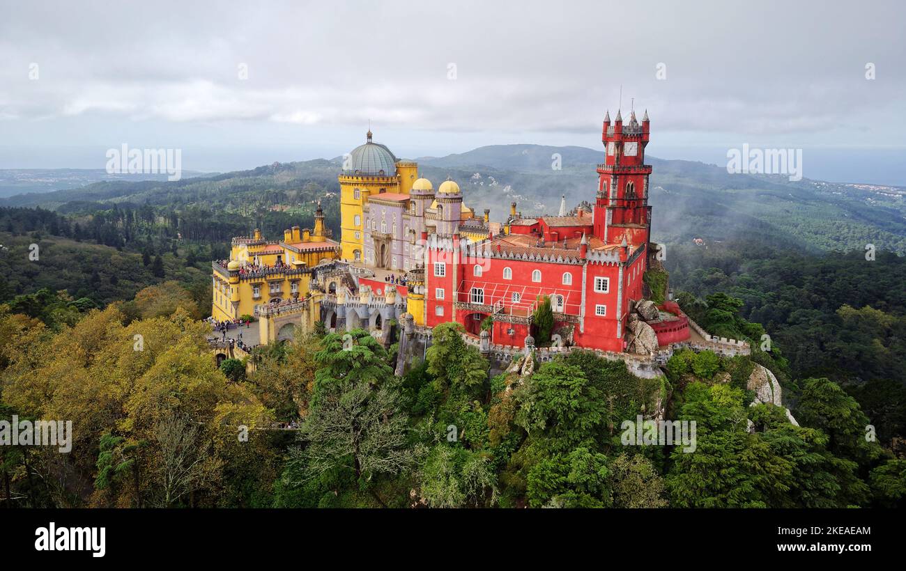 Vista aerea del parco e del Palazzo Nazionale di pena a Sintra, Portogallo, durante una giornata magica. UNESCO. Visite storiche. Visite turistiche. Fiaba. Foto Stock