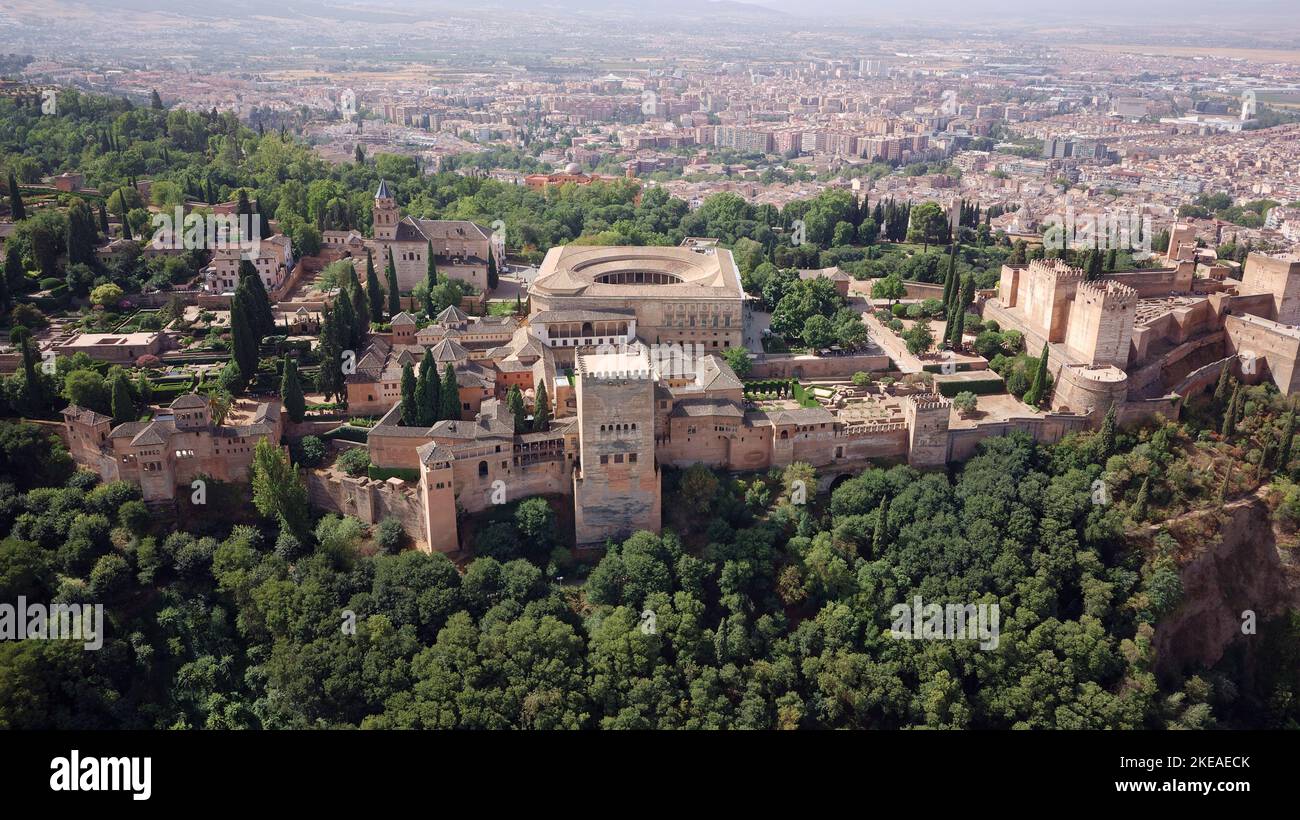 Vista aerea del Palazzo dell'Alhambra, Granada durante le giornate di sole. Architettura moresca. UNESCO Spagna. Viaggia nel tempo e scopri la storia. Foto Stock