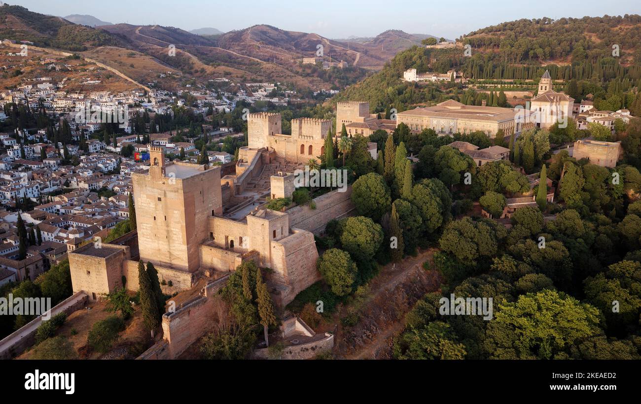 Vista aerea del Palazzo dell'Alhambra, Granada durante le giornate di sole. Architettura moresca. UNESCO Spagna. Viaggia nel tempo e scopri la storia. Foto Stock