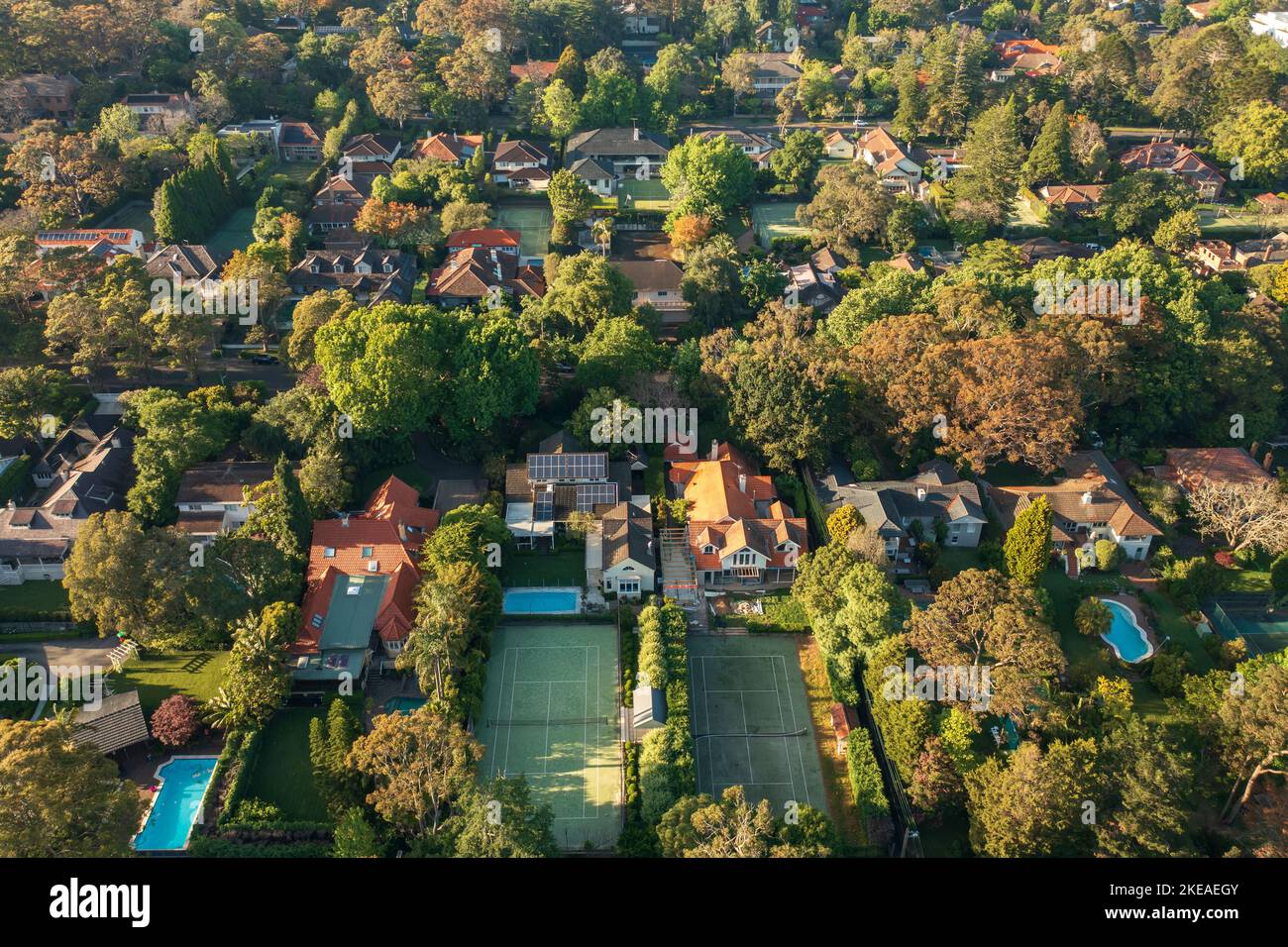 Vista aerea di case di lusso con giardini privati, piscine e campi da tennis sulla rigogliosa North Shore di Sydney. Foto Stock