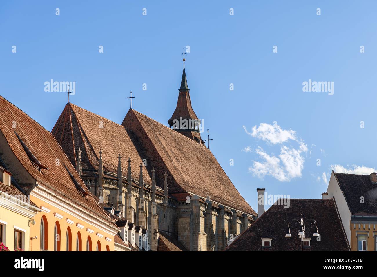 Il tetto piastrellato della Chiesa Nera medievale (Biserica Neagra) fu costruito dalla comunità sassone (tedesca) e rappresenta il principale monumento in stile gotico a Brano Foto Stock