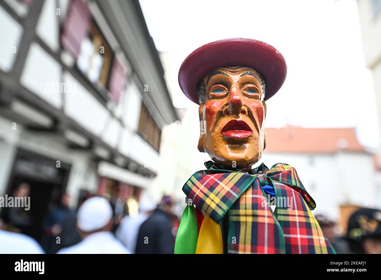 Bad Waldsee, Germania. 11th Nov 2022. Una figura sciocco incorona lo stolto dello staff di Fasnetslader Zell della gilda di Bad Waldsee. Gli stolti suonano nella folli quinta stagione. Credit: Felix Kästle/dpa/Alamy Live News Foto Stock