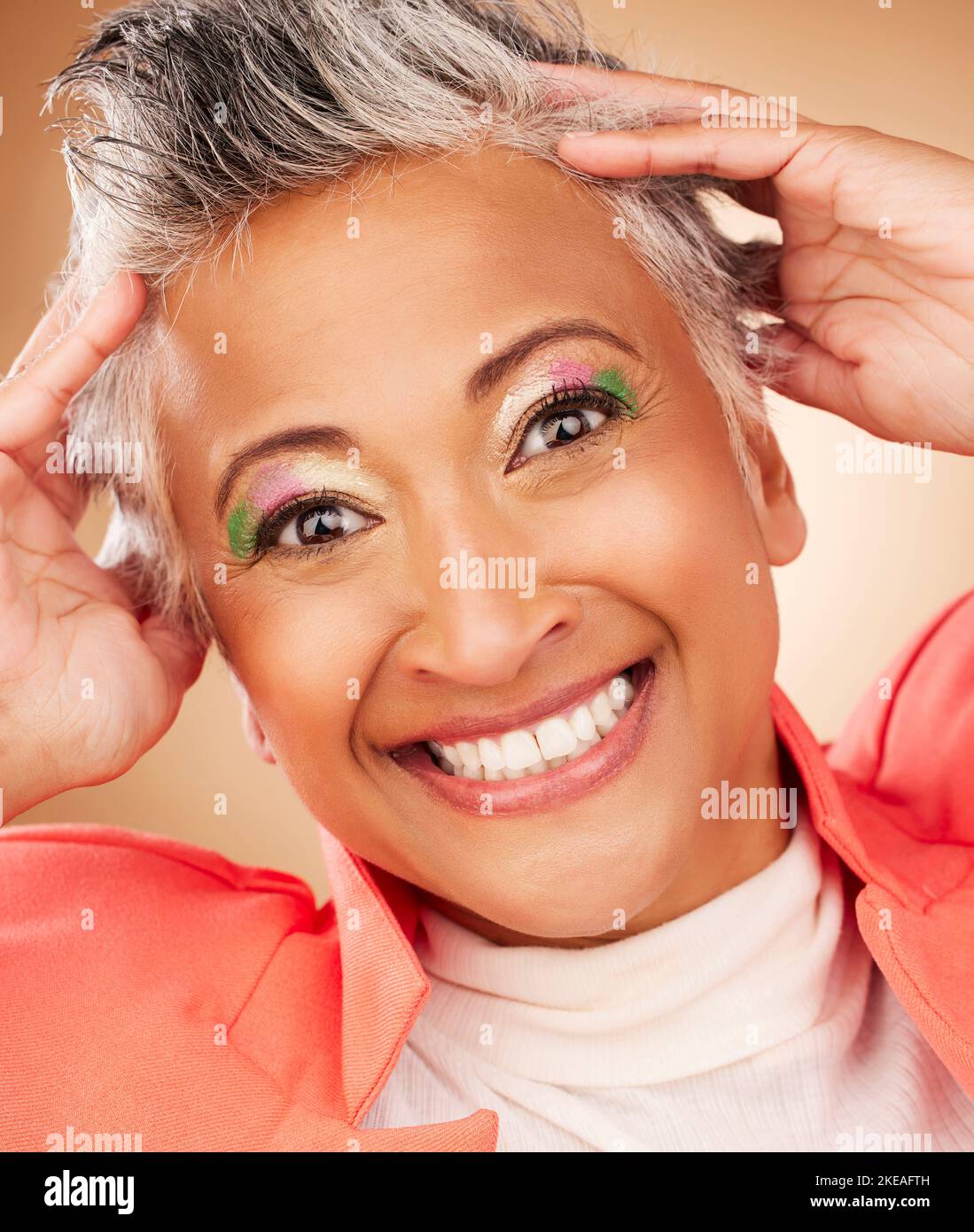 Colore, trucco funky e donna matura con sorriso in divertente ritratto di moda su sfondo studio. Buon anziano, bellezza e cura della pelle, cosmetici freschi e. Foto Stock