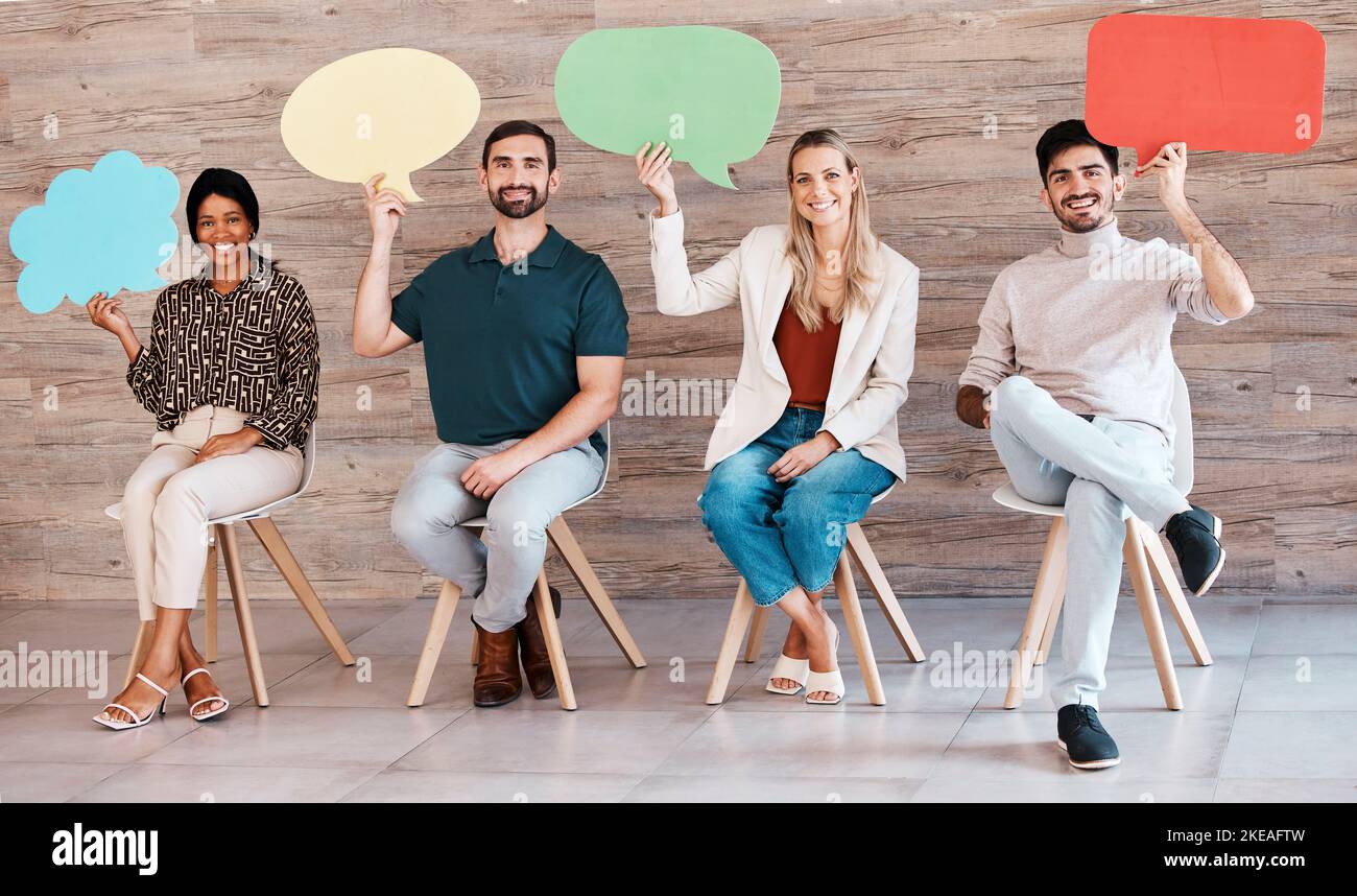 Diversità, reclutamento e bolle di linguaggio per l'idea di social media marketing di persone in sala d'attesa per colloqui, riunioni e collaborazione. Creativo Foto Stock