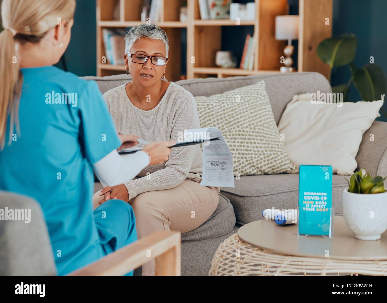 Donna di cura superiore, appunti o infermiera con i risultati del covid dell'esame medico, del test del covid 19 o del servizio sanitario. Consultazione domestica, consiglio medico o. Foto Stock