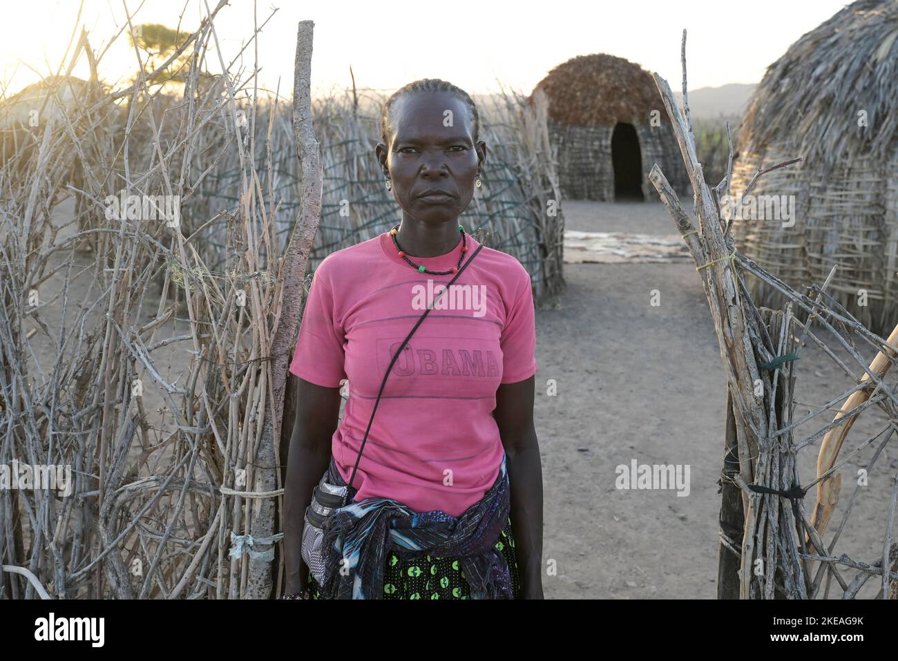 KENYA, Turkana, villaggio Nariokotome, donna Turkana, la regione soffre di mancanza di pioggia per diversi anni / KENIA, Turkana, Dorf Nariokotome, Turkana Frau, die Region leidit Jahren unter Dürre Foto Stock