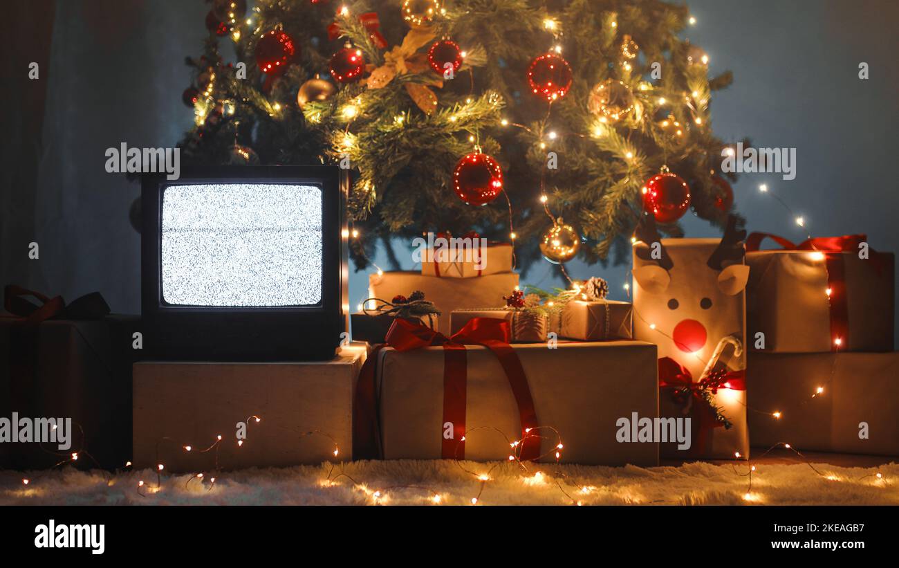 Televisione vintage sotto l'albero di Natale Foto Stock