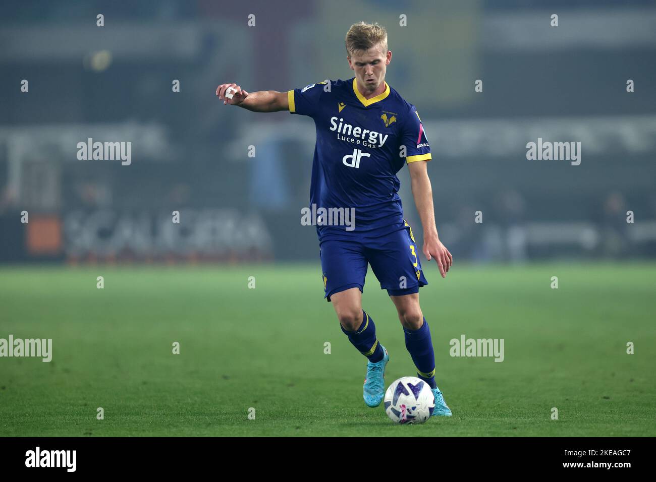 Josh Doig di Hellas Verona FC controlla la palla durante la Serie A partita tra Hellas Verona FC e Juventus FC allo Stadio Marcantonio Bentegodi il 10 novembre 2022 a Verona. Foto Stock