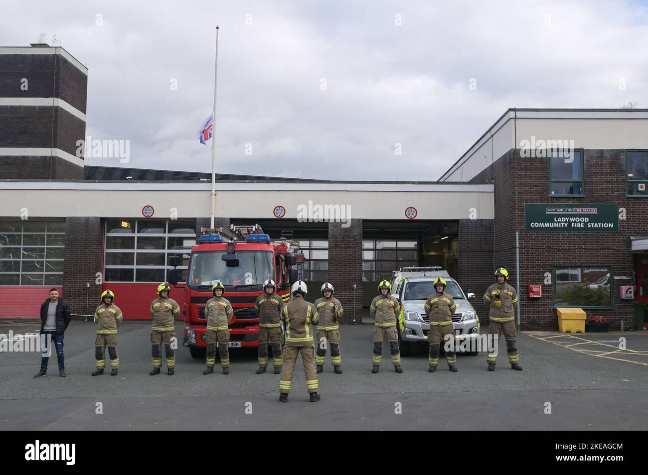 Icknield Port Road, Birmingham, 11 novembre 2022. - I vigili del fuoco delle West Midlands alla stazione dei vigili del fuoco di Ladywood a Birmingham stanno in fila e osservano i 2 minuti di silenzio alle 11:00, ricordando i caduti dell'11 novembre, giorno dell'armistizio. Fig. By: Stop Press Media / Alamy Live News Foto Stock