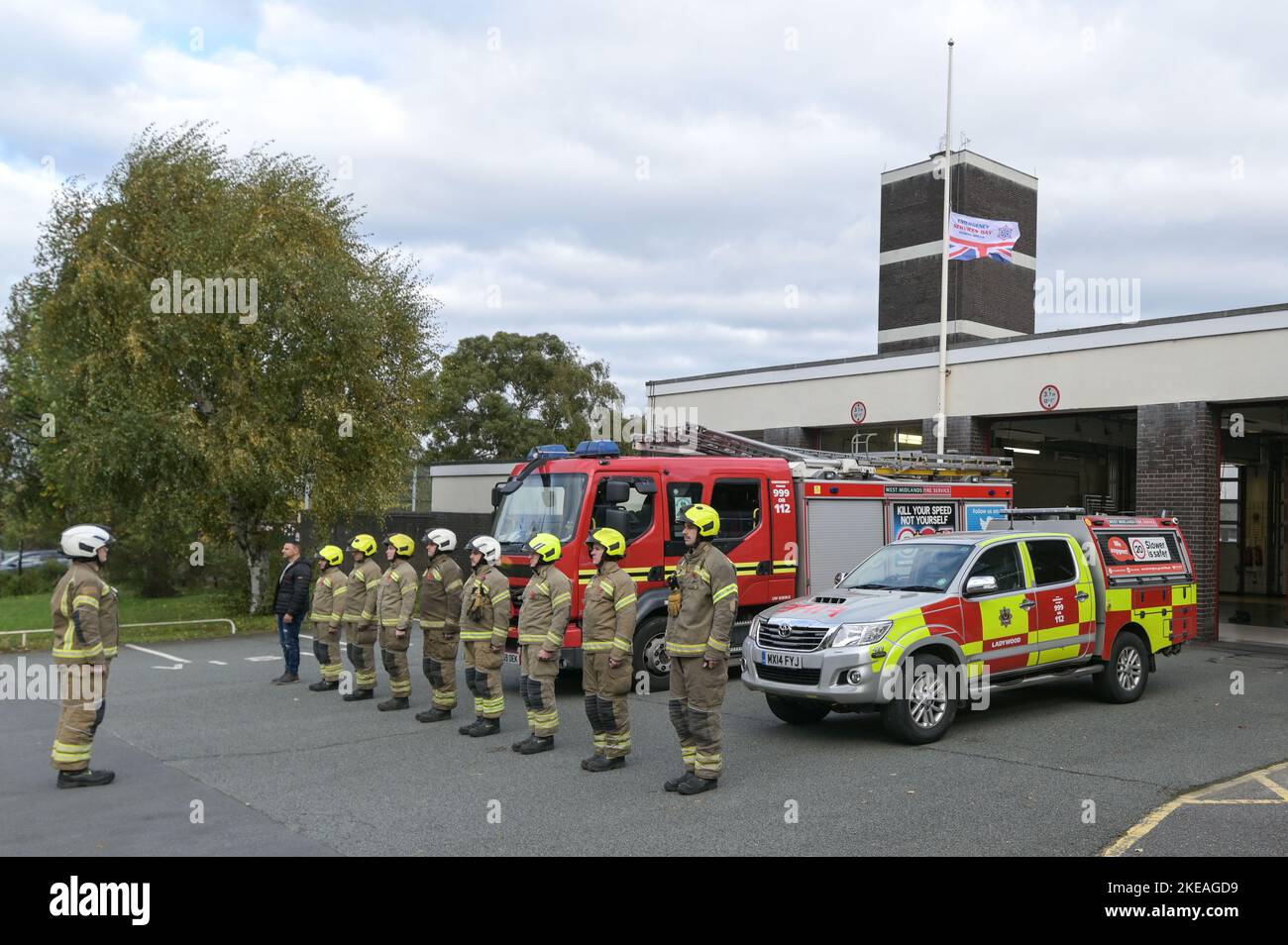 Icknield Port Road, Birmingham, 11 novembre 2022. - I vigili del fuoco delle West Midlands alla stazione dei vigili del fuoco di Ladywood a Birmingham stanno in fila e osservano i 2 minuti di silenzio alle 11:00, ricordando i caduti dell'11 novembre, giorno dell'armistizio. Fig. By: Stop Press Media / Alamy Live News Foto Stock