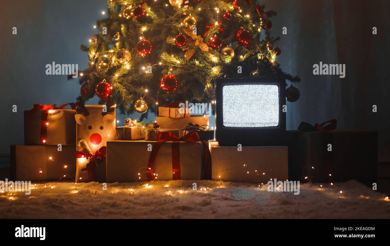 Televisione vintage sotto l'albero di Natale Foto Stock