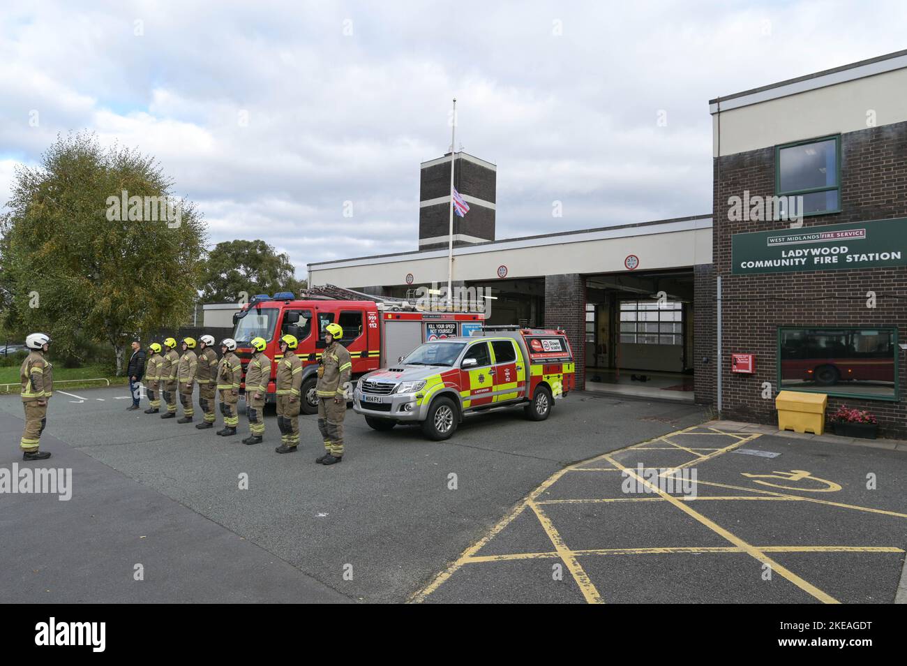 Icknield Port Road, Birmingham, 11 novembre 2022. - I vigili del fuoco delle West Midlands alla stazione dei vigili del fuoco di Ladywood a Birmingham stanno in fila e osservano i 2 minuti di silenzio alle 11:00, ricordando i caduti dell'11 novembre, giorno dell'armistizio. Fig. By: Stop Press Media / Alamy Live News Foto Stock