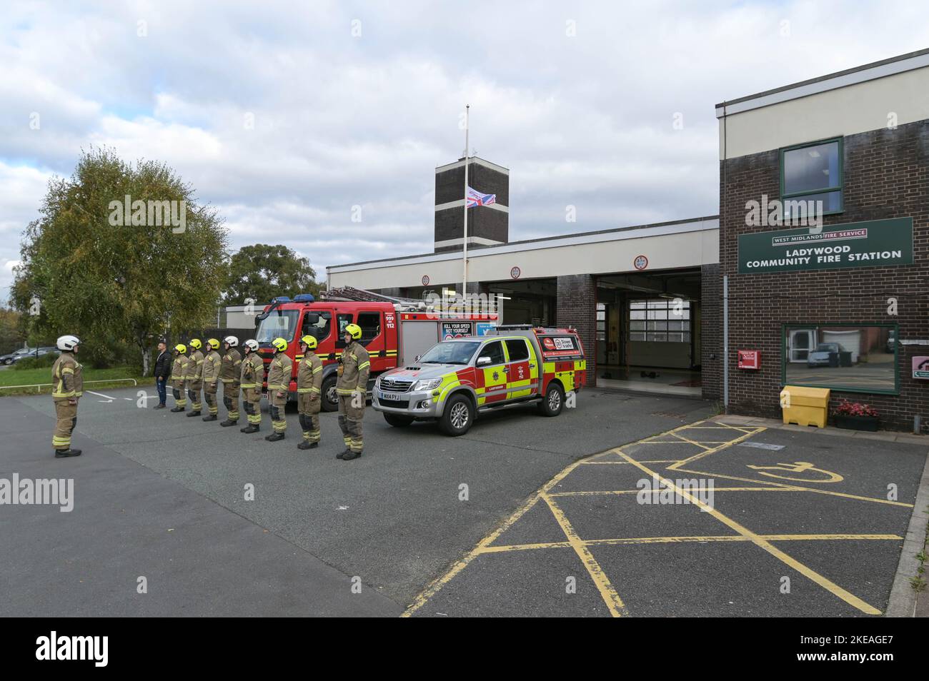 Icknield Port Road, Birmingham, 11 novembre 2022. - I vigili del fuoco delle West Midlands alla stazione dei vigili del fuoco di Ladywood a Birmingham stanno in fila e osservano i 2 minuti di silenzio alle 11:00, ricordando i caduti dell'11 novembre, giorno dell'armistizio. Fig. By: Stop Press Media / Alamy Live News Foto Stock