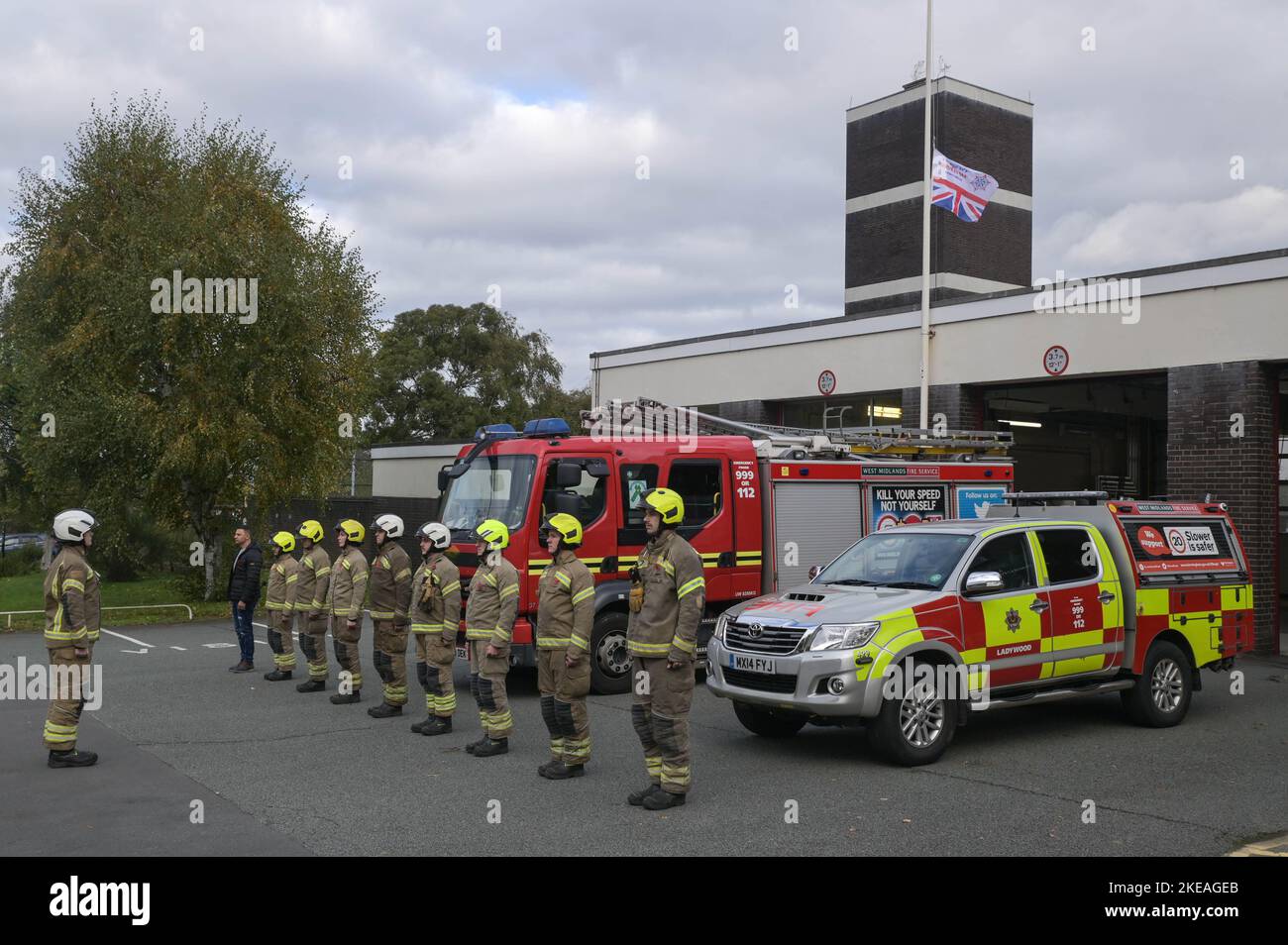 Icknield Port Road, Birmingham, 11 novembre 2022. - I vigili del fuoco delle West Midlands alla stazione dei vigili del fuoco di Ladywood a Birmingham stanno in fila e osservano i 2 minuti di silenzio alle 11:00, ricordando i caduti dell'11 novembre, giorno dell'armistizio. Fig. By: Stop Press Media / Alamy Live News Foto Stock