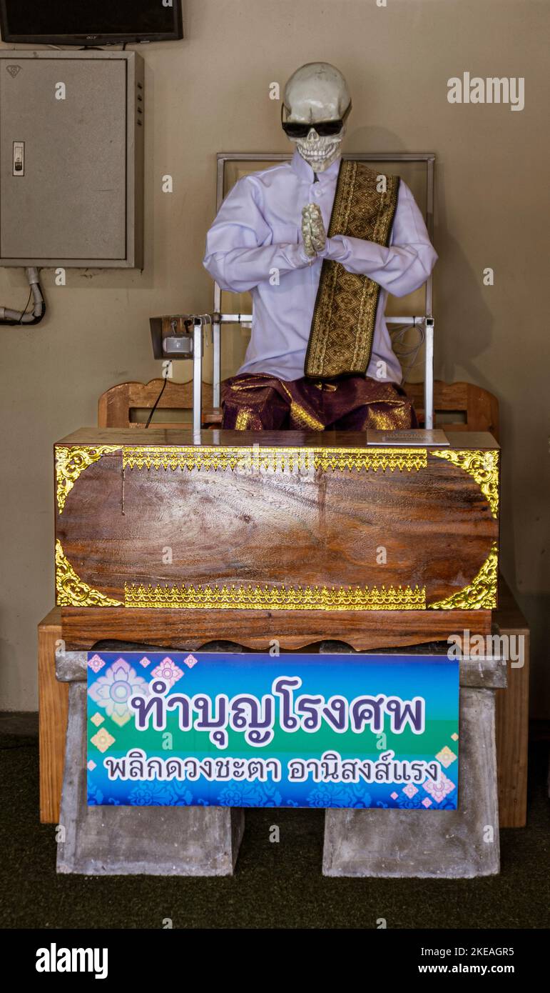 Troppo bizzarro per credere che sia reale, ma il ghoul plastico presumibilmente benedice coloro che gli danno soldi al Tempio della Misericordia a Chiang Rai, Thailandia. Foto Stock