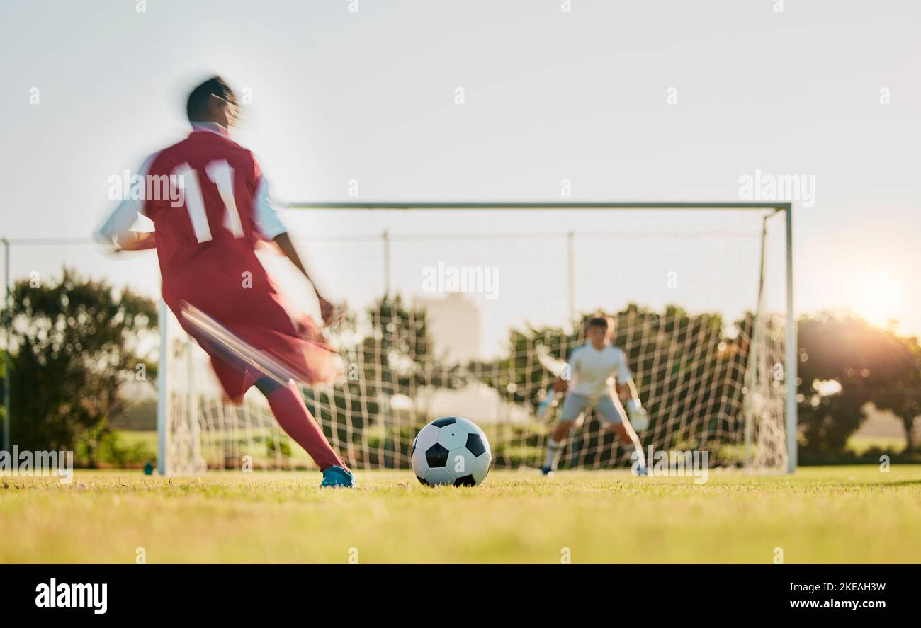 Calcio, gol post e palla, giocatore di calcio in corsa e calci per segnare gol, motivazione sul campo di calcio erba. Sport, salute e fitness Foto Stock