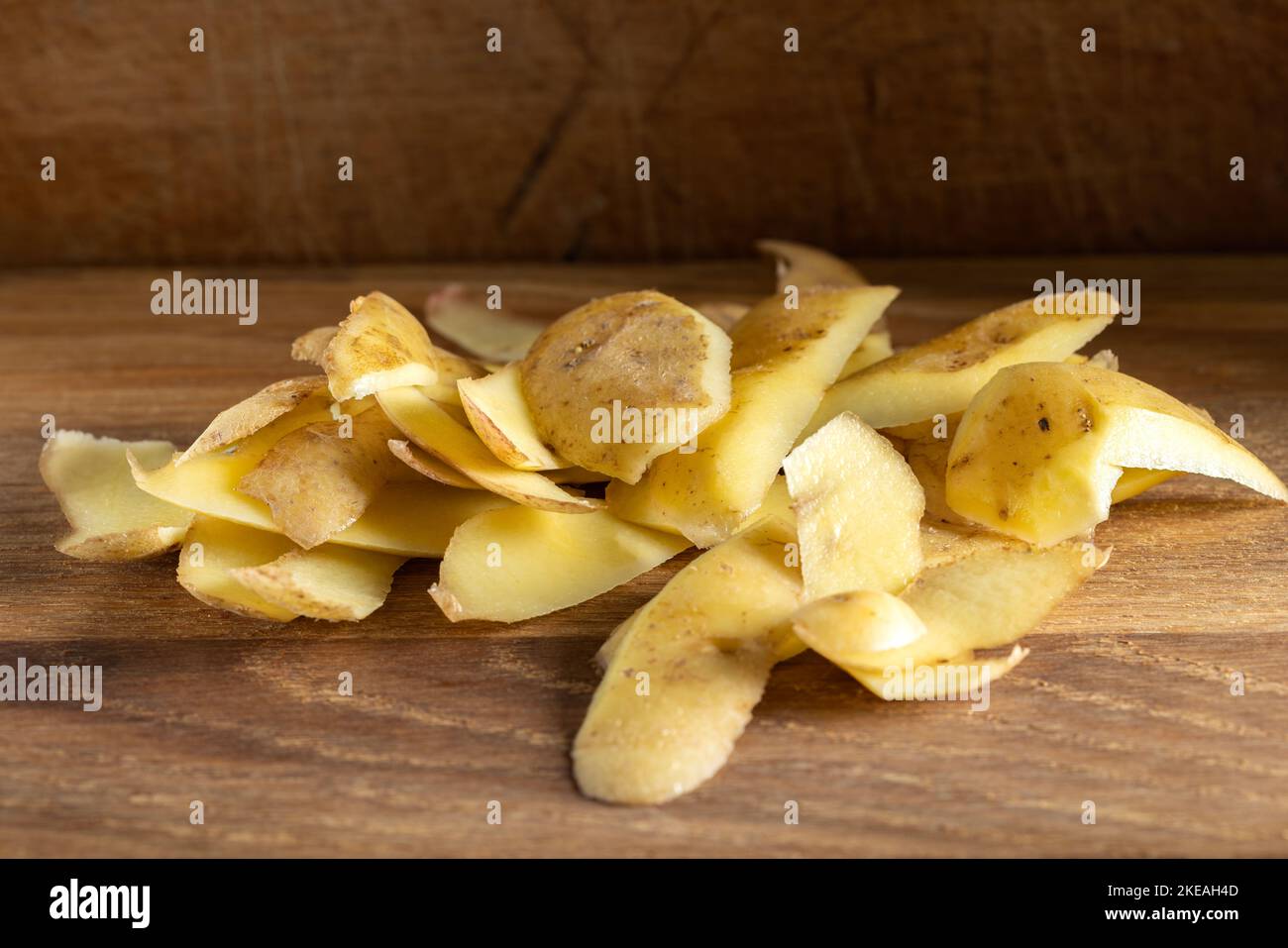 Mucchio di patate buccia o buccia su sfondo di legno Foto Stock