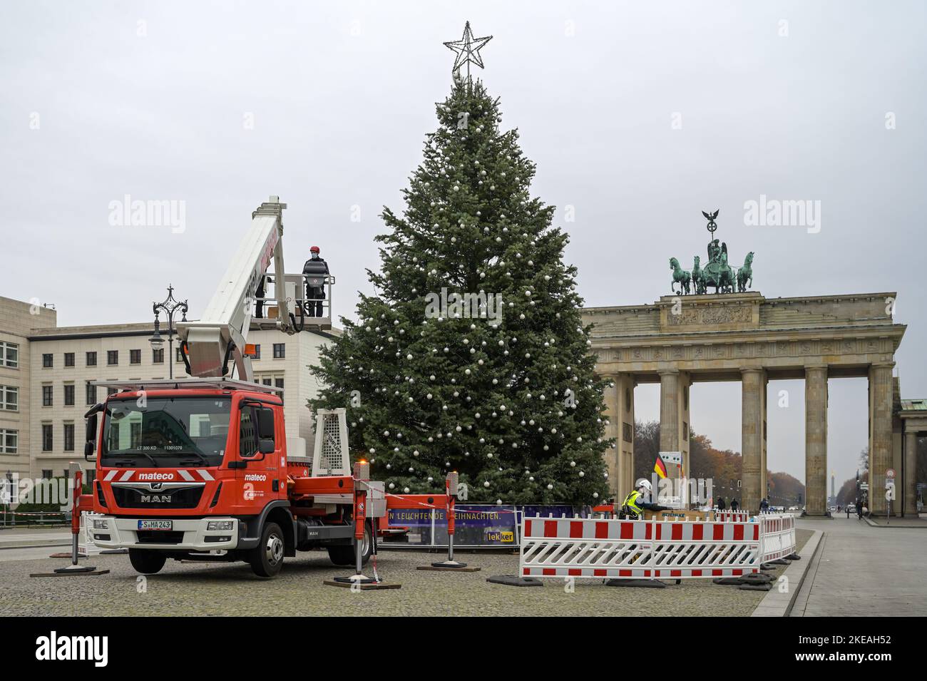 Weihnachtsbaum auf dem Pariser Platz a Berlino vor dem Brandenburger Tor Foto Stock