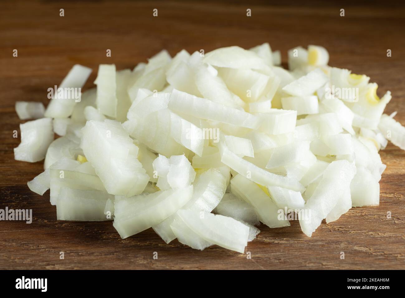 Cipolla bianca tagliata fresca su un tagliere di legno - vista ravvicinata Foto Stock