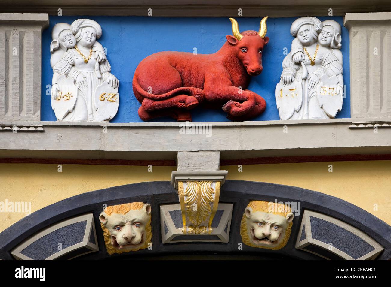 Il bue rosso al centro del fregio sopra il piano terra presso la Haus zum Roten Ochsen, Germania, Thueringen, Erfurt Foto Stock