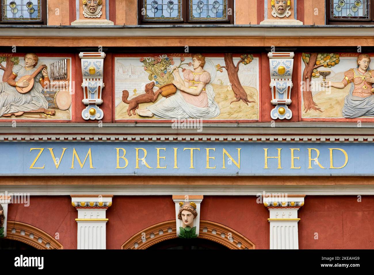 Splendida decorazione della facciata sulla Haus zum Breiten mandria, edificio rinascimentale a Fischmarkt, Germania, Thueringen, Erfurt Foto Stock