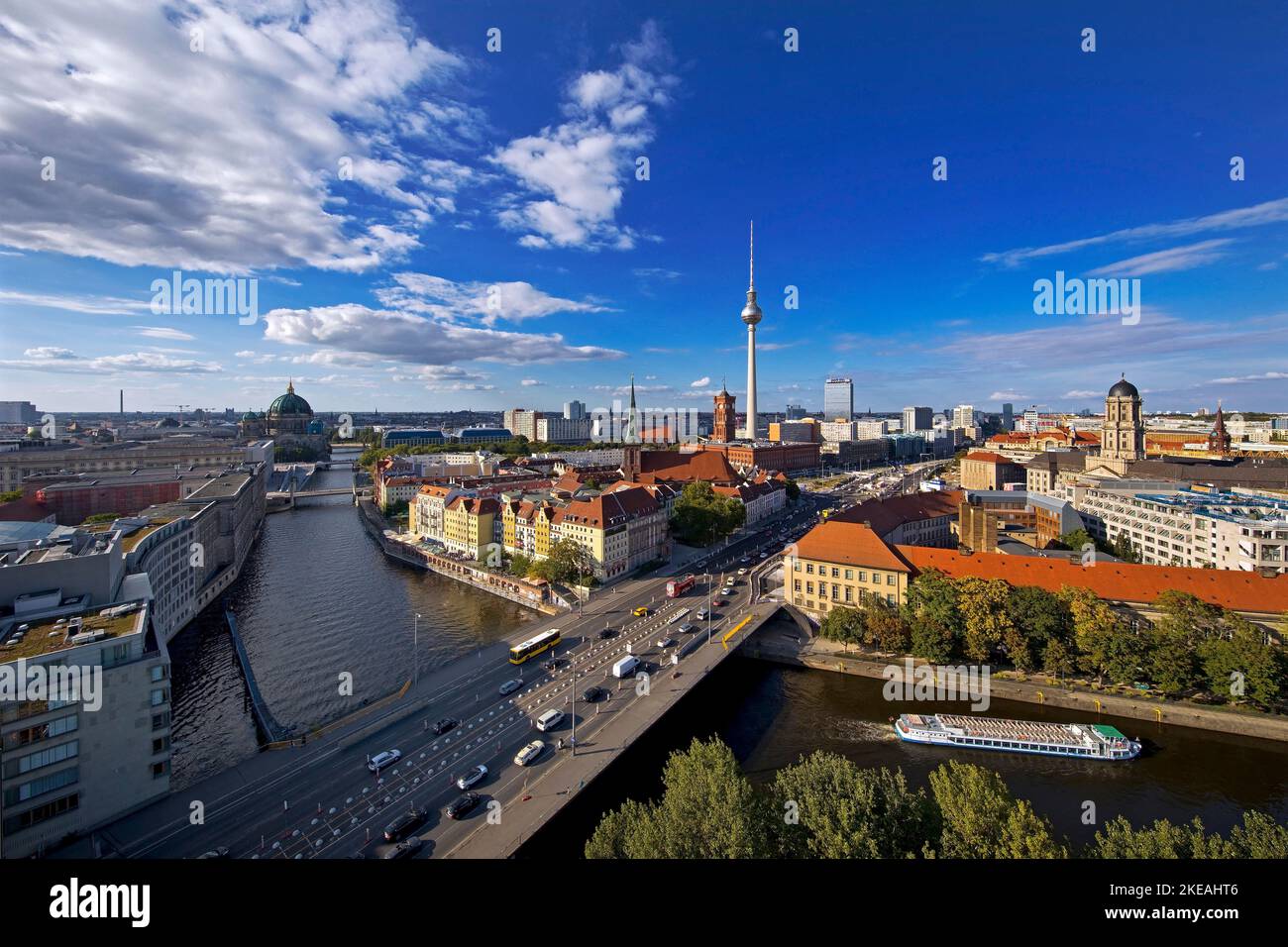 Panorama della città con Spree, Cattedrale, quartiere Nikolai, Rotes Rathaus, torre televisiva e Altes Stadthaus, Berlin Mitte, Germania, Berlino Foto Stock