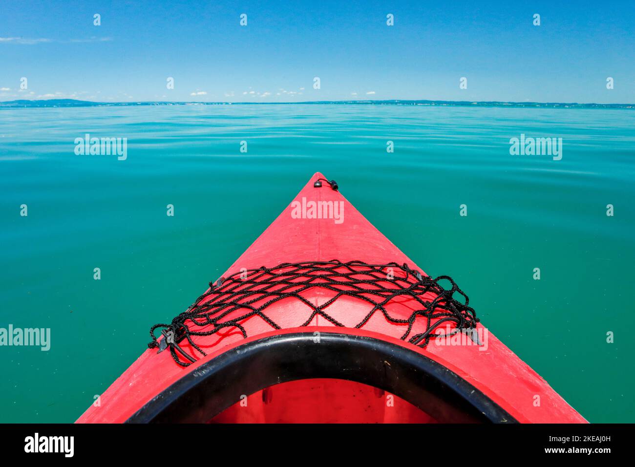 Inchino di un kayak rosso con vista sulle acque turchesi del Lago di Costanza, Svizzera Foto Stock