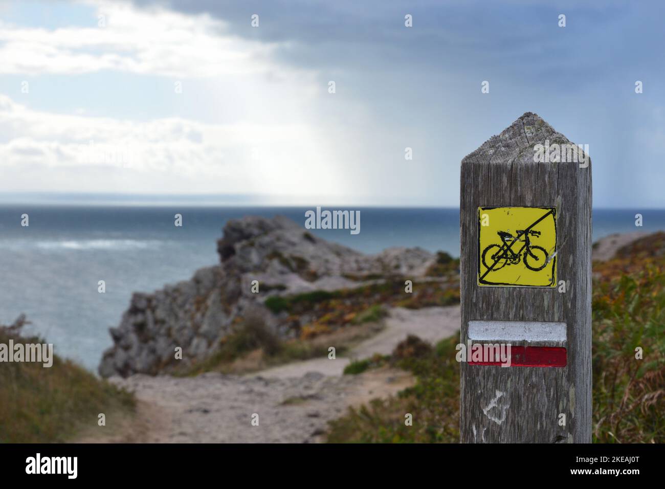 Palo in legno con segnavia e cartello 'no cycling', Francia, Bretagna, Erquy Foto Stock