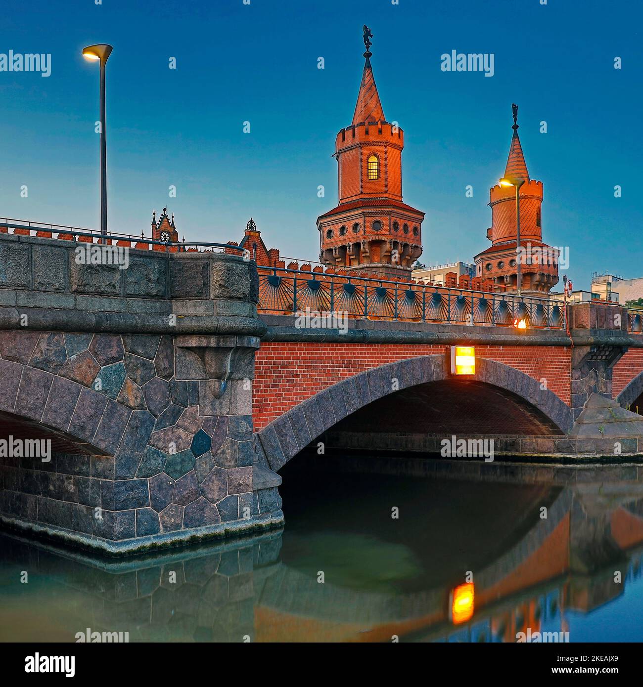 Ponte Oberbaum, ponte a due piani che attraversa il fiume Sprea di Berlino la mattina presto, quartiere Friedrichshain-Kreuzberg, Germania, Berlino Foto Stock